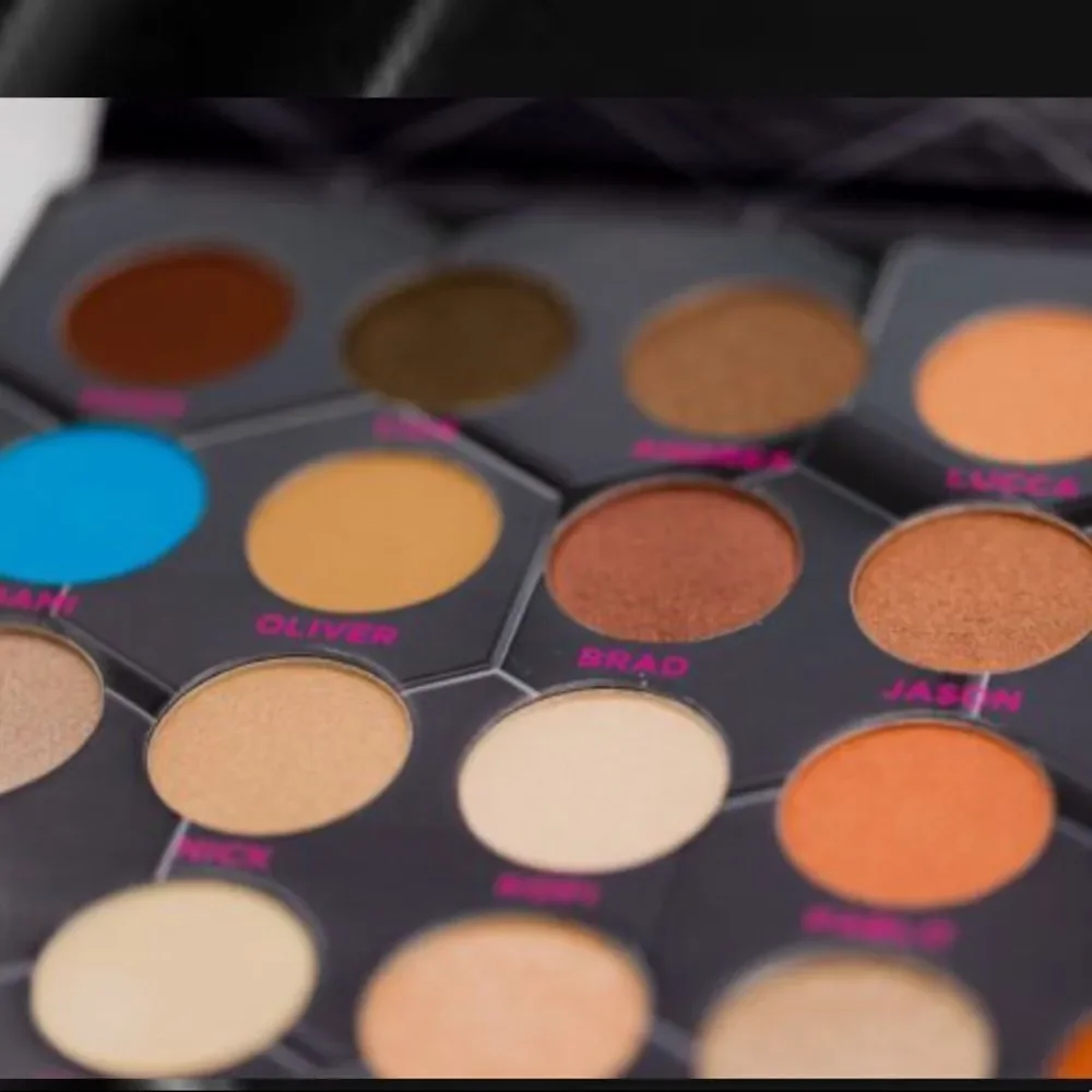 Beebeauty London Barbarella Eyeshadow Palette 20 pretty shades